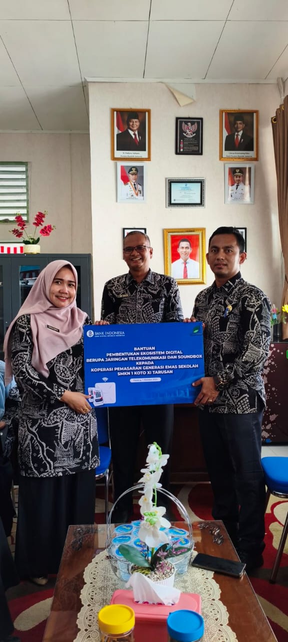 SMKN 1 Koto XI Tarusan Terima Bantuan Layanan Internet dan Soundbox dari Bank Indonesia