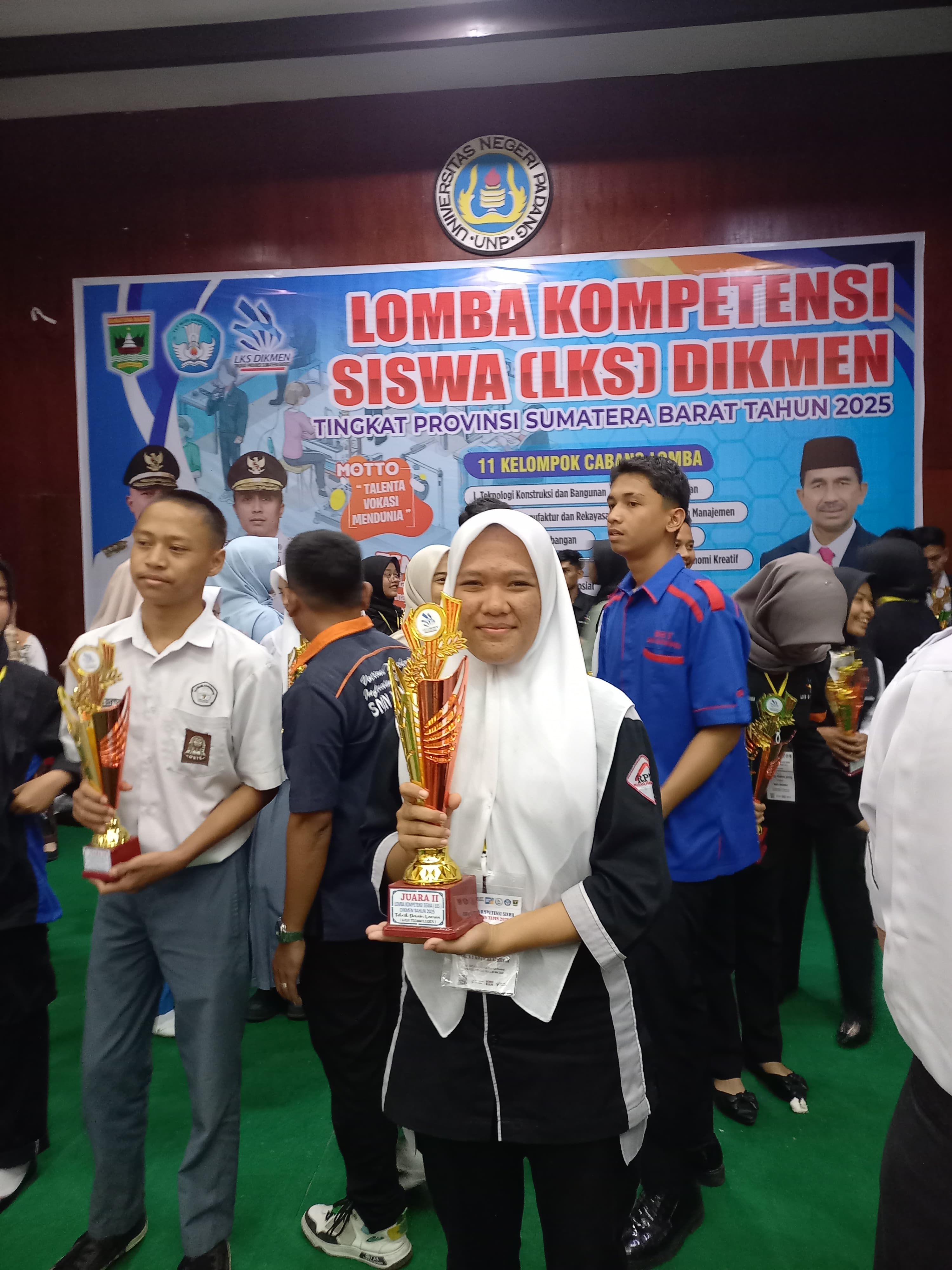 SMKN 1 Koto XI Tarusan Sabet Juara 2 LKS Provinsi 2025 Bidang Web Technologies di Universitas Negeri Padang